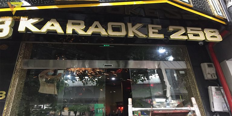 Lắp cửa lùa ra vào tại Karaoke 258 Trần Khát Chân